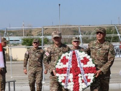  გმირთა მემორიალის  გვირგვინით  შემკობა
