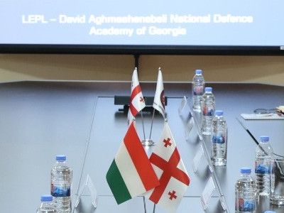 უნგრეთის სამხედრო ფაკულტეტის დეკანი ბრიგადის გენერალი პიტერ ლიპაის ვიზიტი აკადემიაში