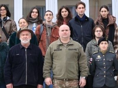  სამხატვრო აკადემიის რექტორი ყარამან ქუთათელაძე ხელმძღვანელ პირებთან და სტუდენტებთან ერთად აკადემიაში